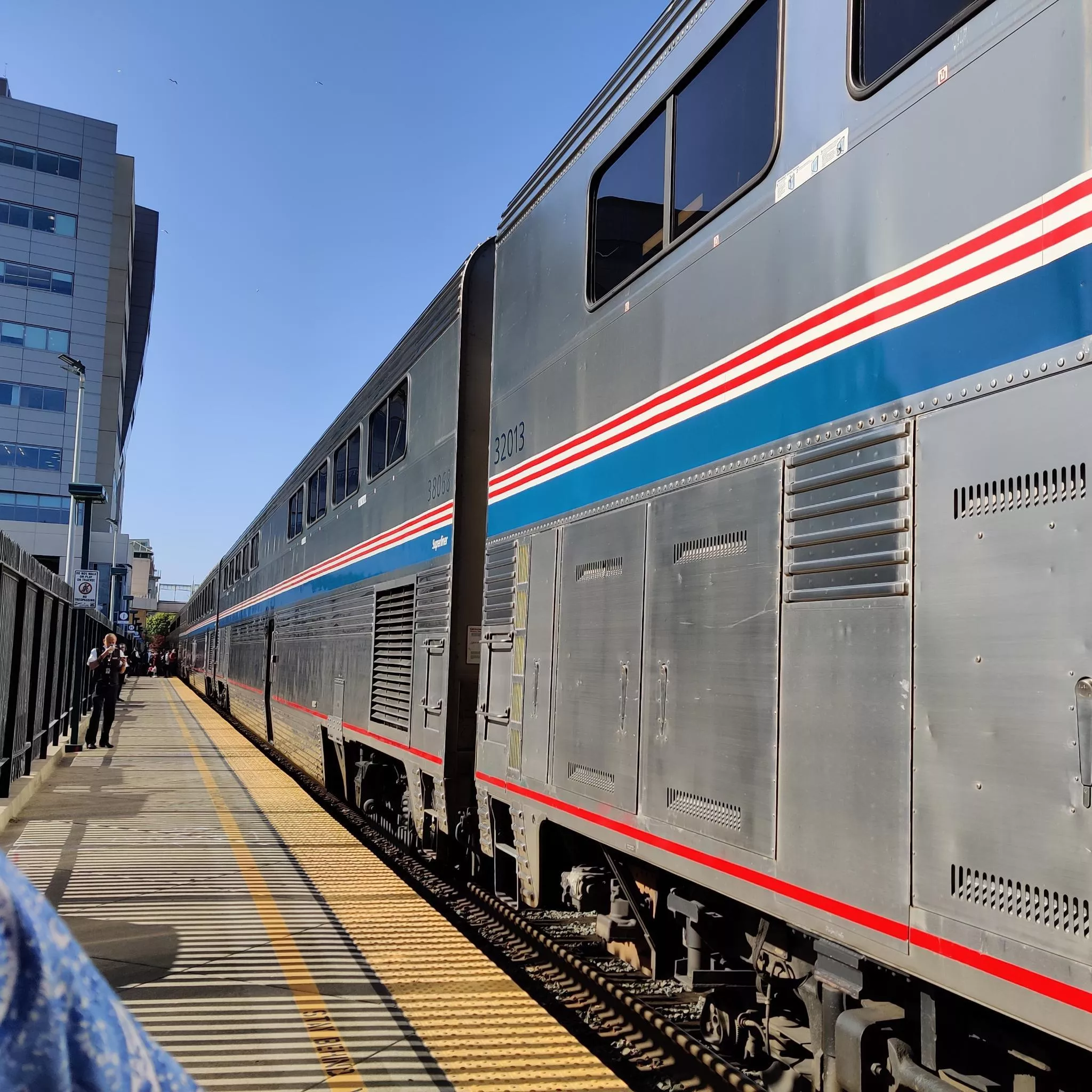 Train pulling into the Emeryville station.